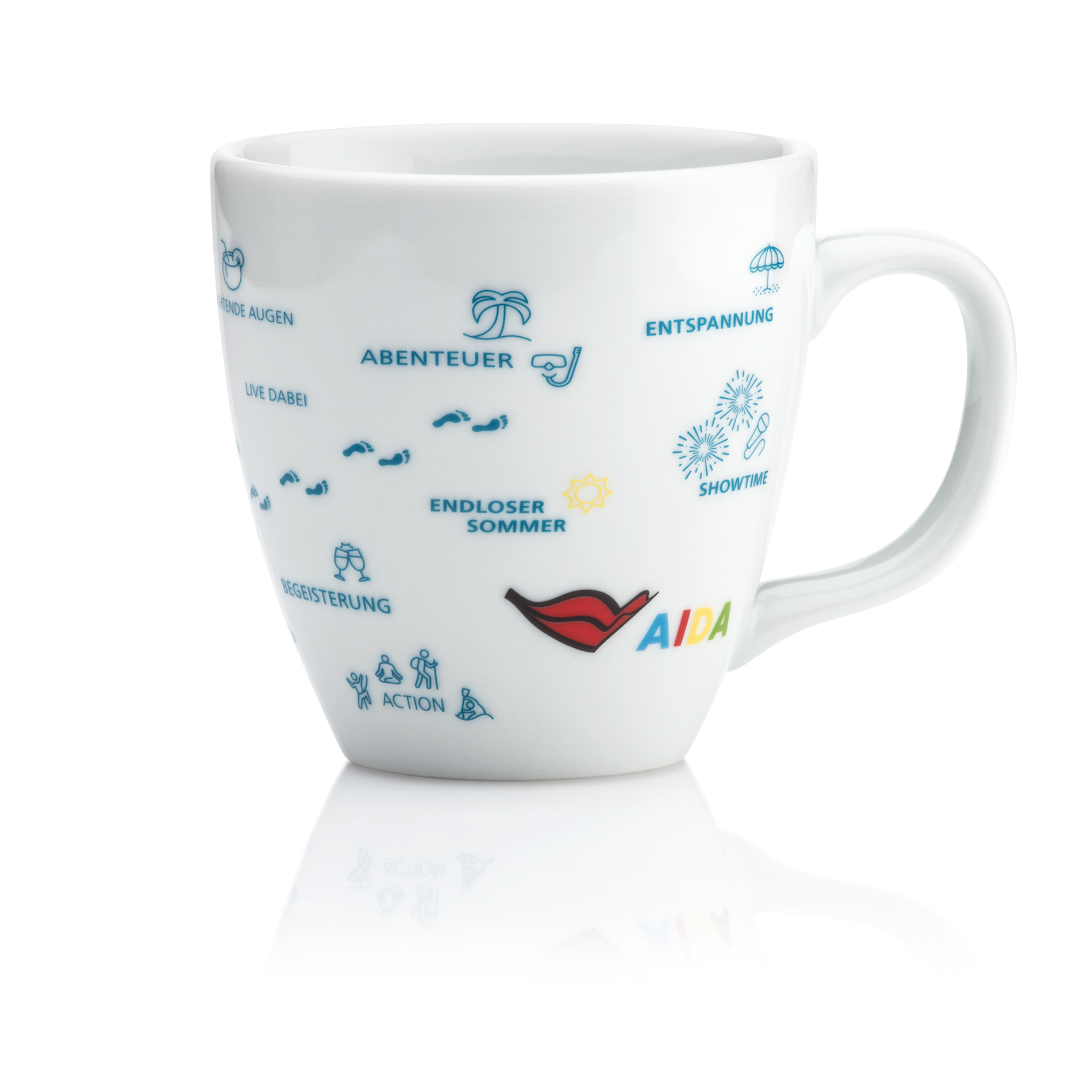 Weiße Keramiktasse mit Henkel, dekoriert mit bunten maritimen Urlaubsmotiven – Kreuzfahrtschiff-Silhouette, stilisierte Weltkarte mit Reiserouten, Wellen, Sonne und Palmen – mit dezentem ‚AIDA‘-Logo unter dem Rand